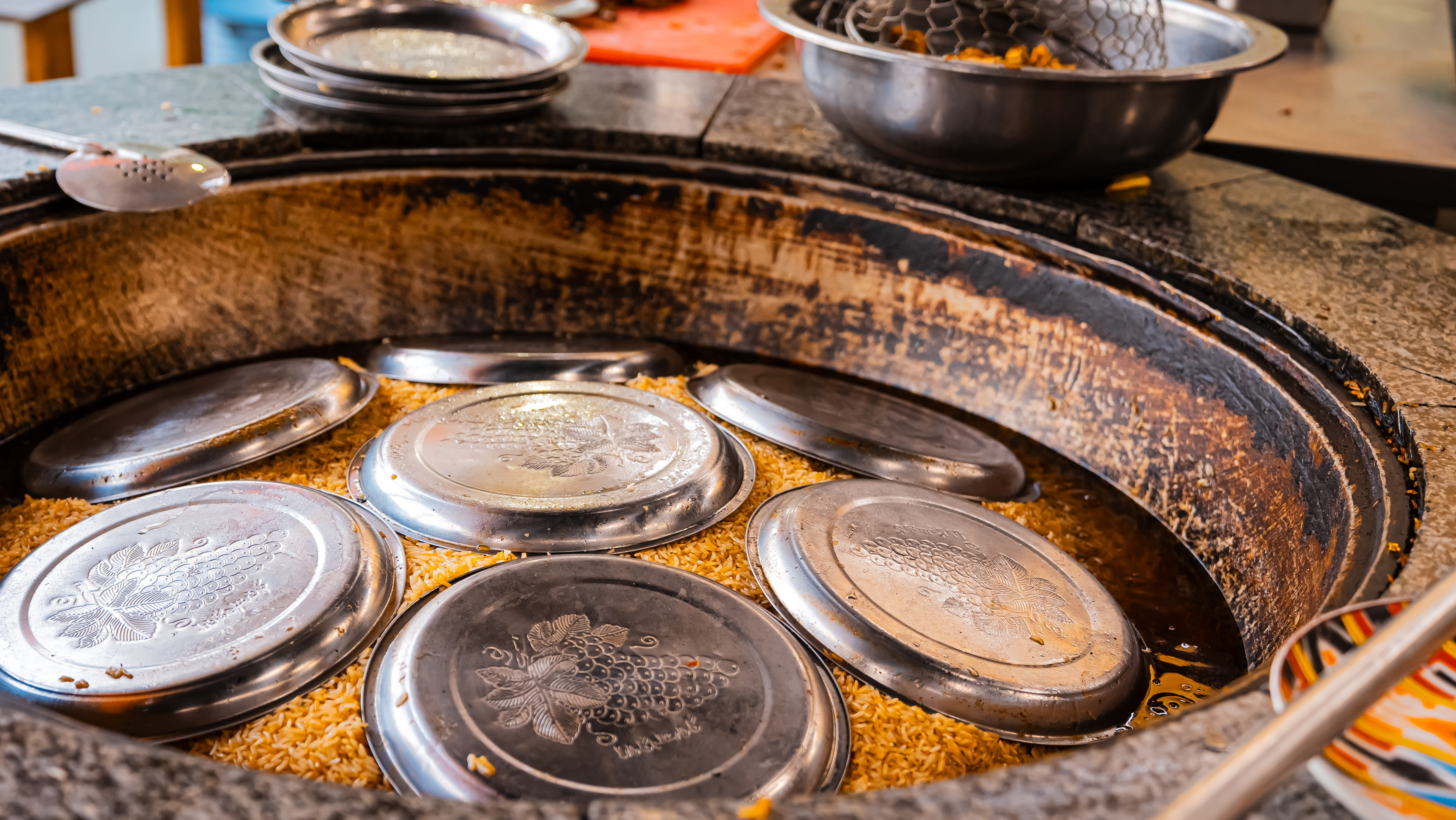 Плов в больших казанах